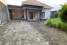 Rumah Mewah 1 Lantai dengan Tanah Luas Strategis Bangettepi Jalan Aspal di Sembego Maguwoharjo Depok Sleman