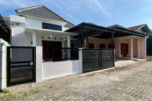 Rumah Baru Putih Limasan Modern Dalam Perumahan Griya Tombima Dekat Giwangan