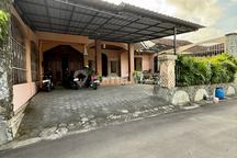 Rumah Mewah Asri dengan Tanah Luas di Maguwoharjo Depok Sleman Dekat Pasar Stan Maguwo