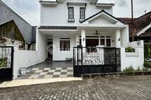 Rumah Klasik Modern dengan Sisa Tanah Masih Luas Dalam Perumahan di Jalan Kaliurang KM 13 Sleman Dekat Kampus Uii Terpadu