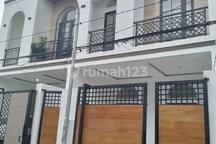 Rumah Mewah 2 Lantai Perumahan Rungkut Mapan Dekat Jalan Raya