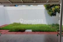 Rumah Terbesar Nyaman Renovasi Full, Sewa.min.2th.pusat Kota,Dekat Kemana2, dan Baru, Semi Furnised Dg Taman di Belakang Nan Asri Rumah Nyaman Hadap Selatan di Residence One Full Renov 2 Lantai Dekat Kemana2 SHM Selatan