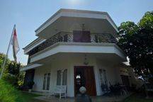 Rumah Modern di Komplek Cinere Halaman Depan Luas