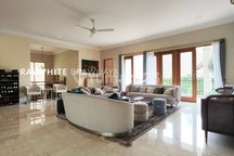 Rumah Luas Modern Bagus Nyaman di Jantung Kemang