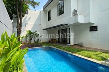 Modern House Dengan Pool Dalam Komplek Elit. 15 menit ke Sta MRT Lebak bulus