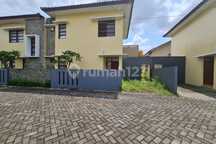 Rumah 2 Lantai Bagus Bersih Nyaman Siap Pakai di Perumahan Colomadu Solo,