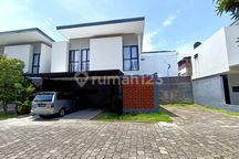 Disewakan Rumah Bagus Minimalis 2 Lantai ( Full Furnished ), Lokasi Cluster di Colomadu