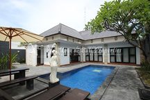 3BR VILLA FOR RENT IN LEGIAN | AR 717