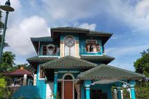 Rumah Hook Depan Area Hijau Lingkungan Asri