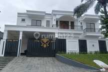 Rumah Mewah Siap Huni Posisi Hook di Cluster Premium Sentul