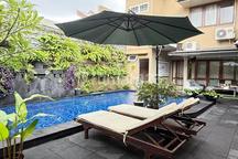 Dijual Cepat...Rumah Asri Ruangan Luas Halaman Belakang Terbuka Ada Pool Dalam Perumahan Bintaro