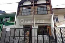 Rumah Baru Keren Minimalis Strategis Bebas Banjir di Rawamangun