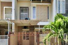 JUAL CEPAT HARGA NETT, FREE BIAYA BIAYA!! RUMAH KUTISARI INDAH SEMI FURNISHED SIAP HUNI LOKASI STRATEGIS. Row Jalan 4 Mobil. Hadap Barat. Dekat Tol Waru, A. Yani, Trans Icon