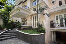 Rumah Mewah, Bersih, 4 Kamar, Semi Furnished, Dekat Jis Pondok Indah, Cocok untuk Expat