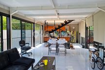 Rumah Desain Industrialis Nuansa Alam Dago