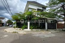 Rumah Cantik Desain Minimalis Modern Lokasi Prime di Nusa Loka BSD