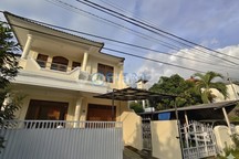 Rumah Nyaman dengan Garasi 2 Mobil dan Halaman Belakang | 4 Kt di Jayagiri Denpasar Timur LT 250 M2