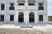 Rumah Mewah di Pinggir Jalan Utama Akses Dekat Stasiun Depok