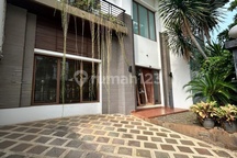 Rumah Sudut. 2 Lantai di Kelapa Gading 4 Kamar.shm.
