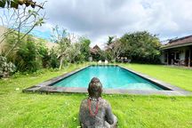 Di Bawah Harga Pasaran...villa Cantik Dengan Halaman Dan Kebun Yang Luas Di Jimbaran...dekat Ke Sidewalk Mall Dan Dekat Ke Gwk 