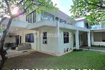 Rumah Bagus Halaman & Balkon Luas Posisi Hook di Kebayoran Baru