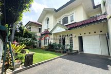 Rumah Terawat Lingkungan Nyaman Area Senopati di Kebayoran Baru