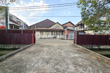 Sewa Rumah Plus Tanah Halaman Sangat Luas Pusat Kota