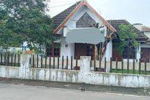 Rumah mepet UGM & UNY.Halaman depan & belakang luas.Multifungsi.Cck utk t4 tinggal, kost2an, homestay, ataupun utk usaha apapun sangat menjanjikan krn lokasi strategis & lingkungan kampus/mahasiswa.