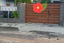 Rumah induk & kost2-an 5 kamar di belakang JEC, dekat PAMELA 3.Halaman depan luas.