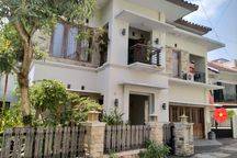 Rumah induk & kost 2 lantai dkt MM UGM, utara apartemen Taman Melati. Desain cantik bak cafe, balkon, taman dg pepohonan rindang, kolam koi.