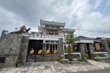 Rumah Besar 2 Lantai di Timur Jogja Expo Center, Dekat Rs Harjolukito.