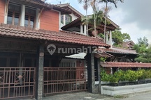 Rumah Asri & Luas Di Jln Pandega ,dekat Ugm. Dan Kost2-an 11 Kamar. Area Premium & Komersiil, Lingkungan Tenang & Nyaman.