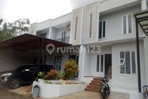 Cluster Rumah Baru Townhouse Berbatasan dengan Cijantung Jakarta Timur dan Lenteng Agung Jakarta Selatan. 2 Lantai SHM. Akses: 8 Menit ke Stasiun Ui,10 Menit ke Stasiun Up,10 Menit Pintu Tol Margonda & Tol Cijago,15 Menit ke Tol & LRT Cibubur Junction