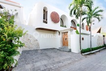 Brand new luxury villa medettreanian di jln Kartika plaza sentral Kuta, Bali
