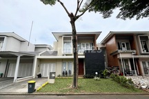 Idaman! Rumah Rasa Villa! Cocok untuk Pengusaha Sukses! Area Paling Premium di Alam Sutera! Cluster Orlanda Lokasi di Jantung Alam Sutera Penuh dengan Pepohonan dan Taman yang Indah Rumah Bagus SHM di Jl. Alam Sutera Boulevard, Pakualam, Kec. Serpong Utar