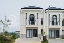 Hunian 2 Lantai Fasad Modern Di Kelilingi Pegunungan Dan Golf