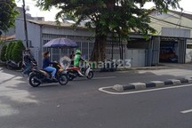 Rumah Hitung Tanah Pinggir Jalan Raya di Kebayoran Lama Jakarta