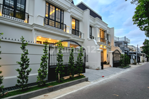 Rumah Mewah American Classic dengan Rooftop Luas di Cempaka Putih Tengah Jakarta