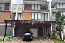 Best Deal. Jarang Ada! Rumah Atherton 3 Lantai di Kota Wisata