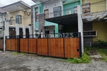 Rumah Akses Lega Mobil Papasan One Gate Masuk Sekali Dari Jalan Besar Jarak Ideal ke Renon dan Gatsu