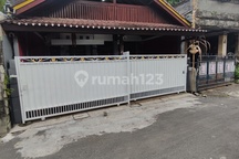 Rumah Bersih Terawat Garase untuk 2 Mobil Pusat Kota Akses Mobil di Jalan Ratna Dekat Sekali Jalan Wr Supratman Renon 10 Menit Sanur 15 Menit