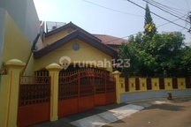 Rumah Bagus Dengan Pool Lokasi Premium Dalam Komplek Elit Di Cinere, Depok