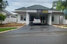 Rumah Disewakan Siap Huni Parkir Luas Halaman Luas Depan Taman