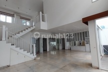 Pondok Indah, Rumah Apik, Siap Huni Dilengkapi Kolam Renang