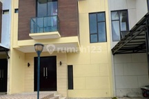 Disewakan Rumah Cantik Daerah Holland Village, Harga Sangat Murah