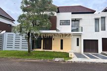 Disewakan Rumah Cantik Daerah Holland Village, Harga Sangat Murah
