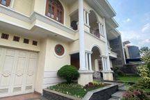 Rumah Mewah dengan Taman Luas di Batununggal, Bandung Kota