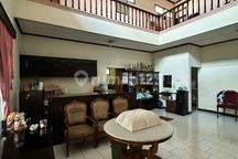 Rumah dengan Tanah Luas Cocok untuk Cluster atau Tempat Usaha