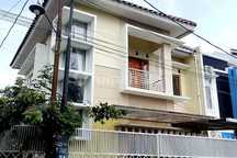 Rumah Cantik 2 Lantai 4 Kamar Tidur Area Jalan Kaliurang Km8