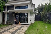 Rumah Siap Huni Cluster Area Jalan Jambon Dekat Sindu Kusuma Edupark bisa untuk Kantor Keluarga